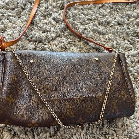 Gorgeous used crossbody. NOT AUTHENTIC!! - Picture 2 of 9